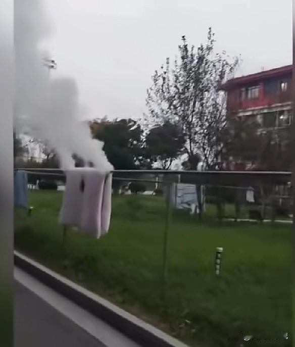 这也太奇怪了，
大学生在校园里晒被子，
没多久被子突然间就自燃了，
只听说磷火可