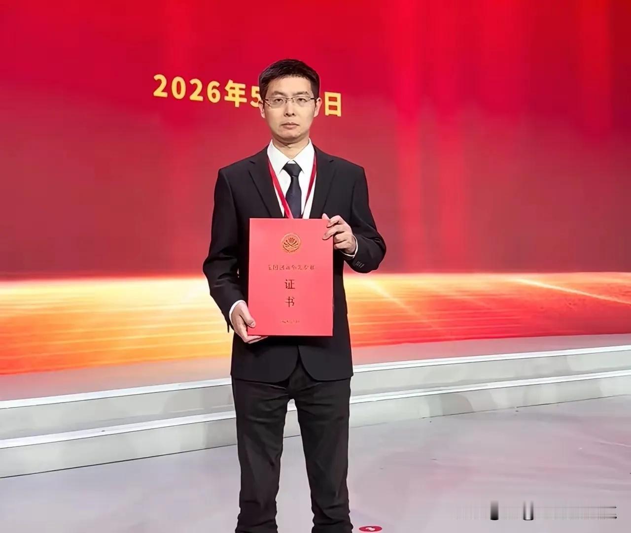 从王兴兴领奖的神态中就可以察觉，充满着焦虑和不安，没有一丝松弛感自豪感，仿佛有点
