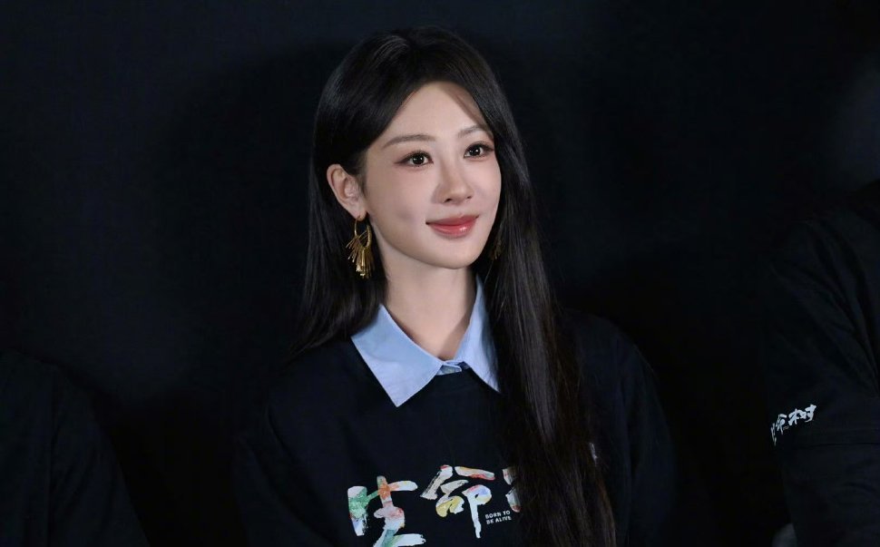 杨紫新杂志Wallpaper2月刊封面，华伦天奴推封 