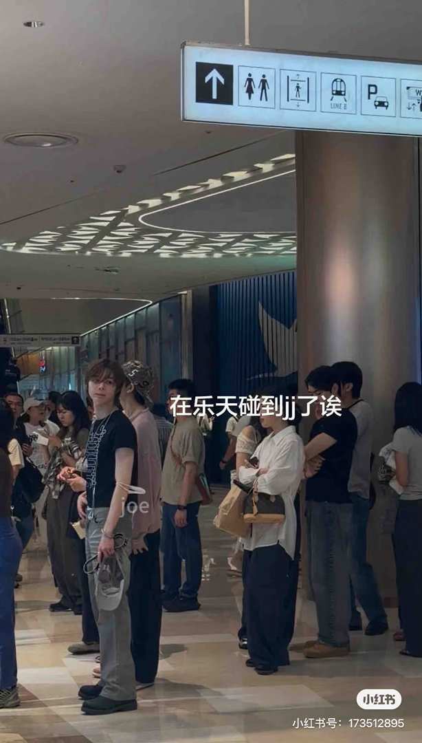 他咋那么喜欢把口罩绳套手臂上