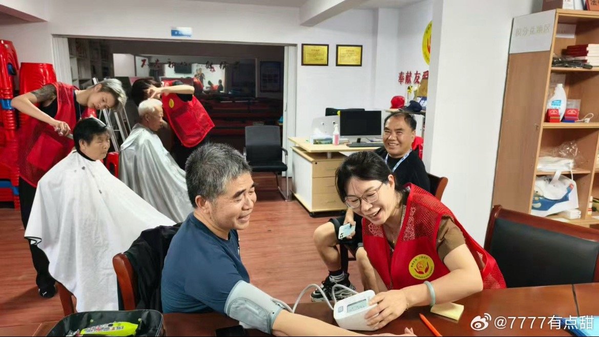 幸福理里见温情台州仙居志愿服务暖老心6月5日，仙居县城东企业群志愿服务队走进社区