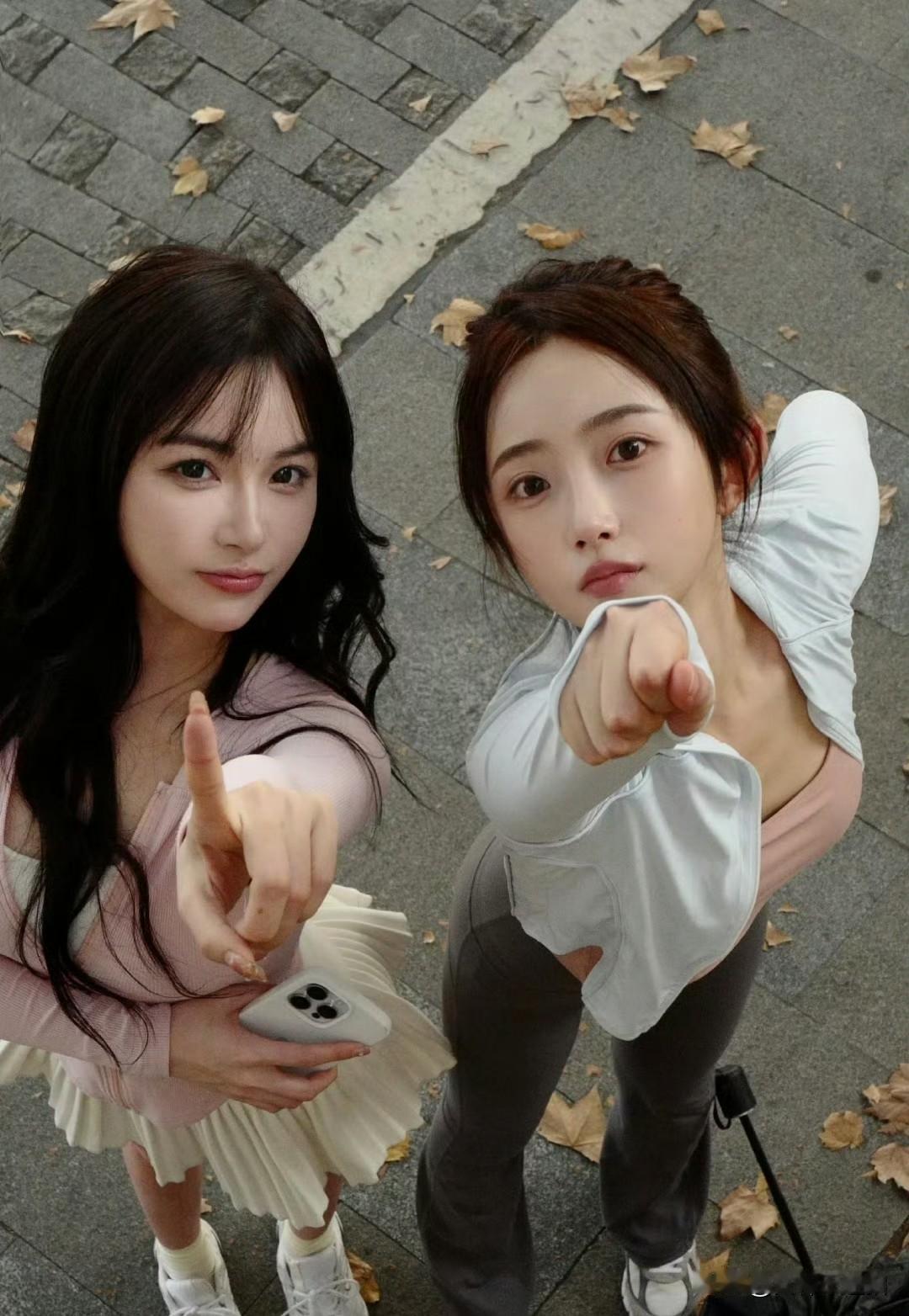 闺蜜自拍，秋日穿搭，元气满满！🍂📸