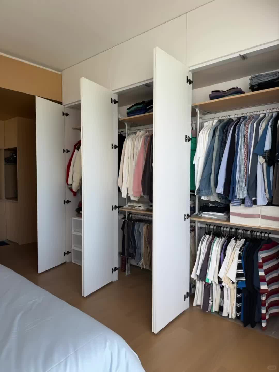 听我的，主卧床尾满墙金属衣柜真的香！