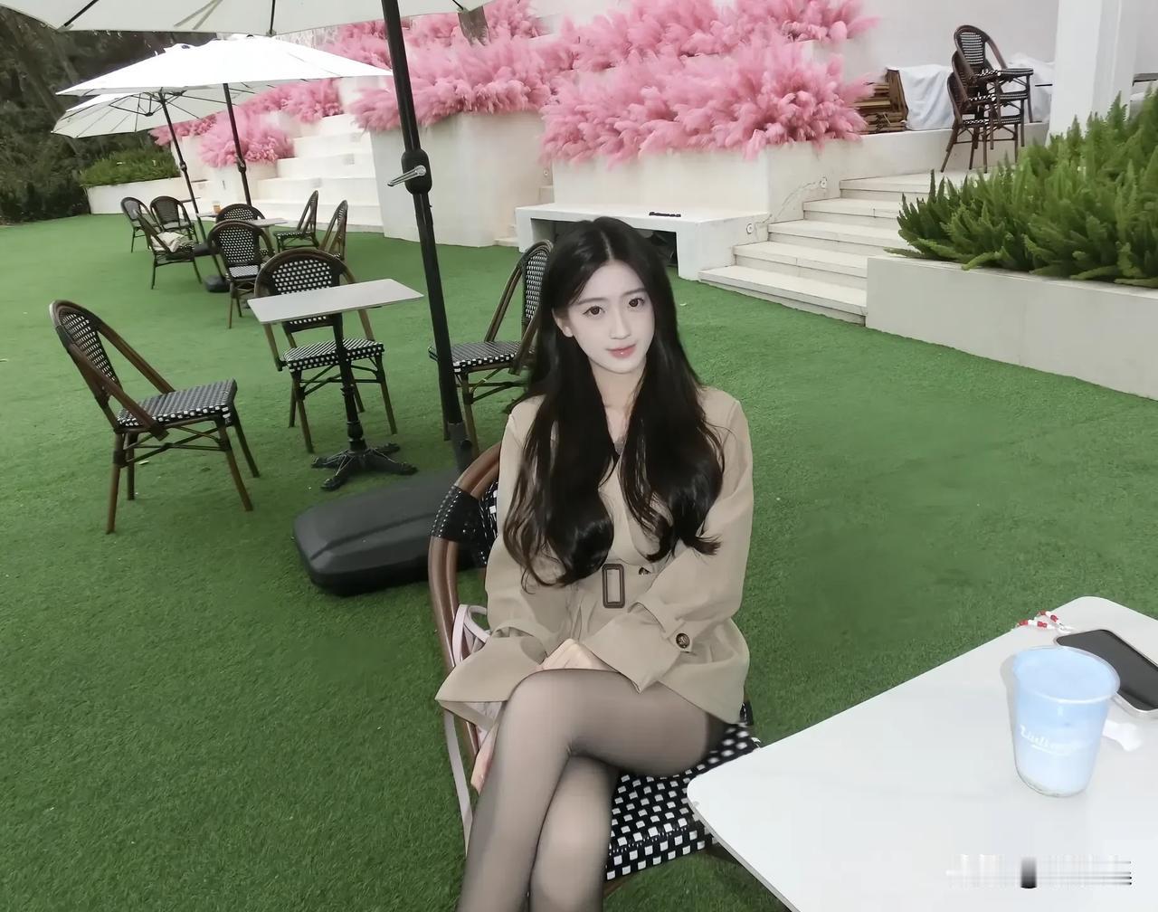 优雅咖啡馆，粉黛少女坐，绿草如茵，静享时光