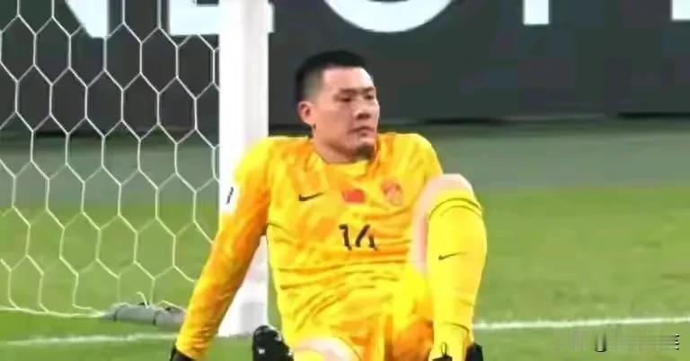 这就是我们的守门员吗？
留着一小撮浓密的胡子，戴着耳环，脖子里还有纹身，很有个性