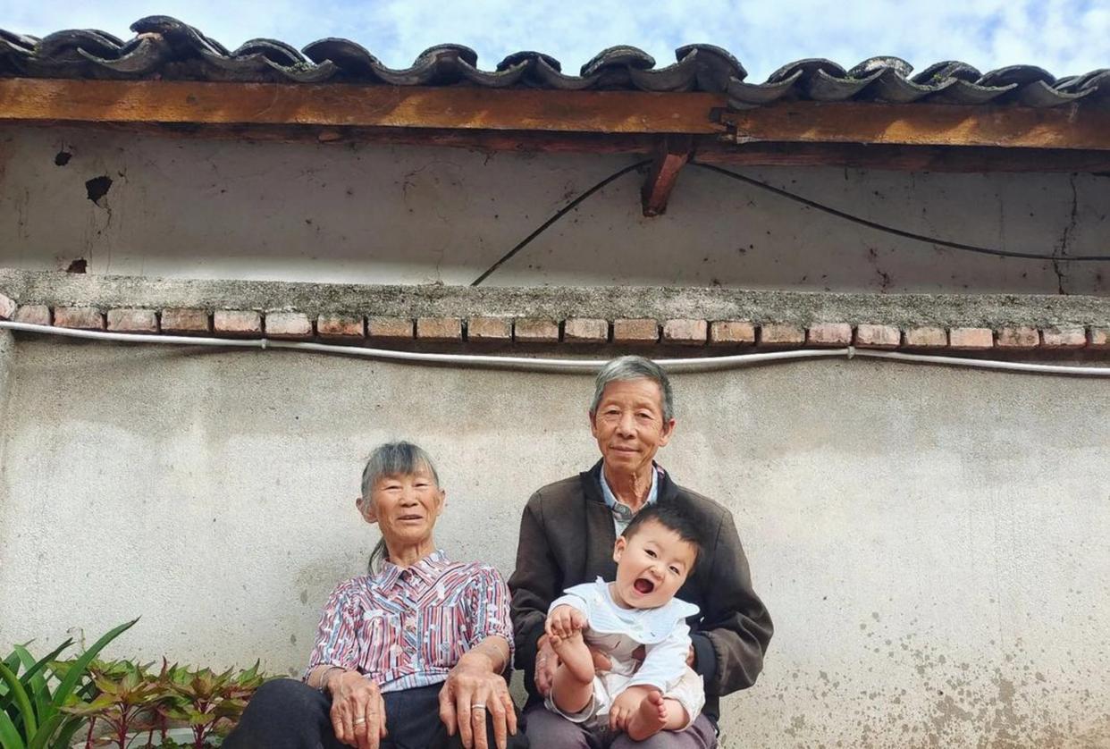 1996年，9岁少年被人贩子3000元卖给一个老妇。
老妇掏钱时，人贩子突然坐地
