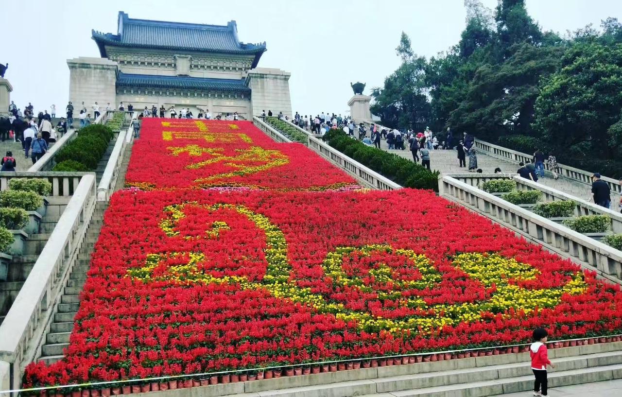 今天，南京中山陵壮观美景，随着郑丽文的谒陵孙中山先生，持续霸屏各大网站，满屏手机