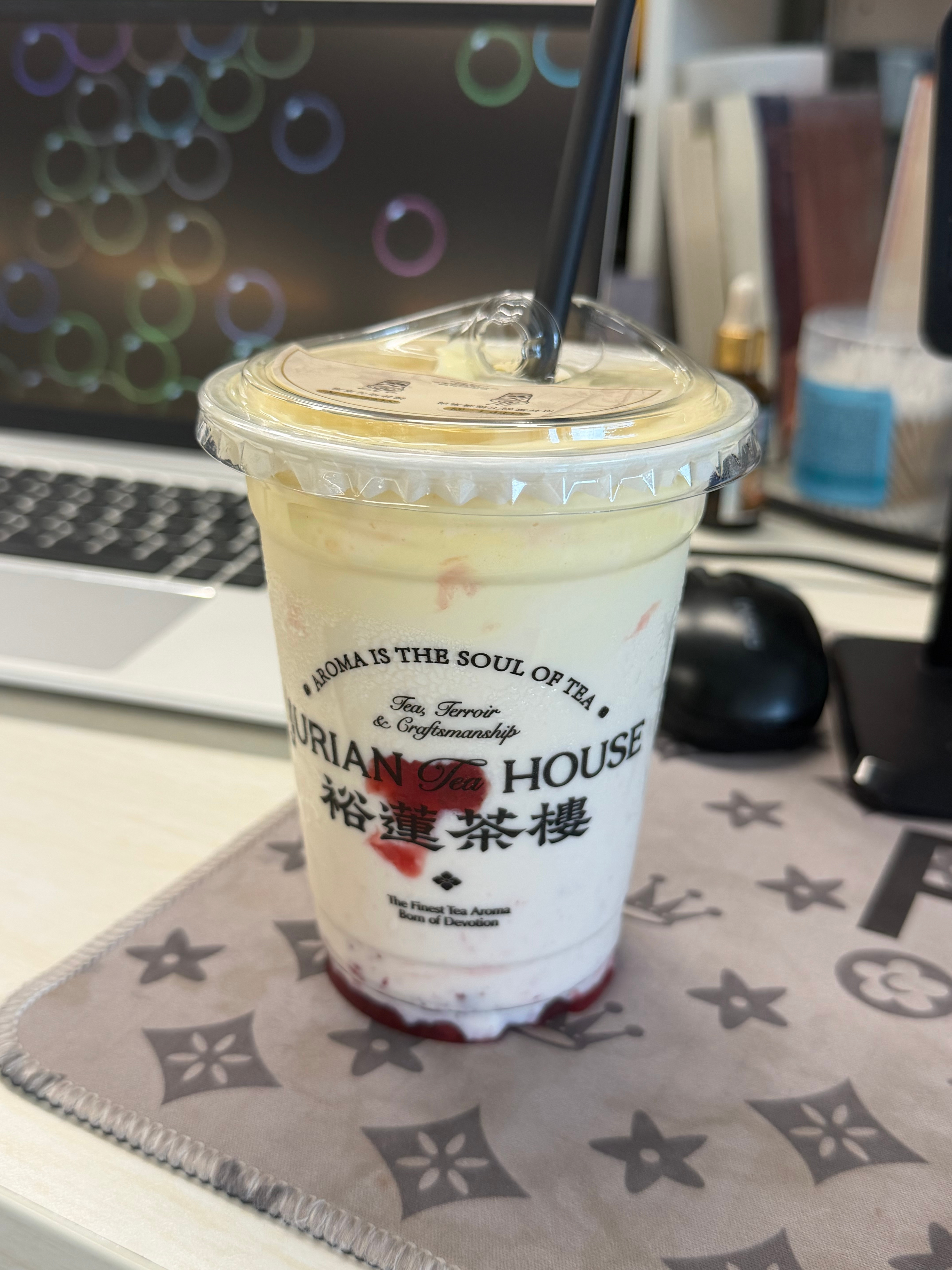 你们那有裕莲茶楼的都去试试这个，好好喝耶，以为会很腻的，但是实际跟清爽，还很香，