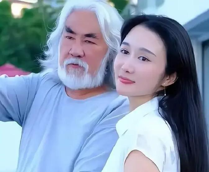 张纪中74岁那年，4岁的儿子问他什么时候死。他没骂人，也没哄孩子。他坐在沙发上，