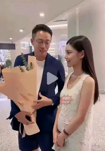 马小梅的肚子都显怀成这样了，不结婚也不行了。我觉得马小梅要不是怀孕了，汪小菲不会