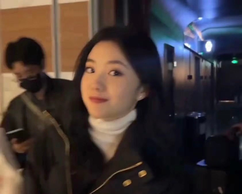挑眉好可爱 