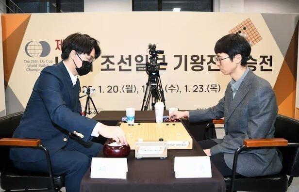 战鹰说应该保护柯洁    LG杯决赛决胜盘再次出现中断情况，这也让柯洁暴怒质问裁