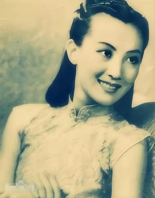 这个人叫施旦，是汪精卫的机要秘书和情人。1938年汪精卫在越南公开投降日本后，她