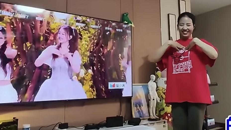 近日，一段网友模仿李小冉唱歌和舞蹈的视频在网络上引发热议。视频中的模仿者动作精准