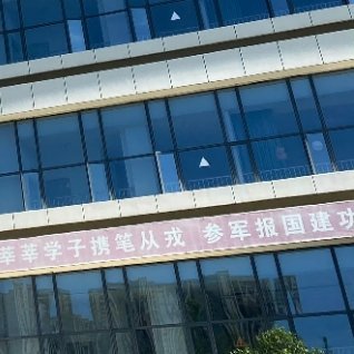 经历过风雨，心会变得更坚韧，擦肩而过的人，挥一挥手说声，再见。相信，最爱你的人，