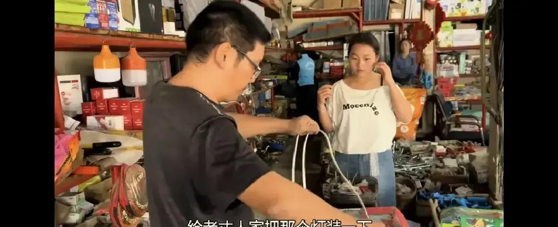 小国和芭菇这两天被夸爆了。
我刷到一条对比视频，把他们的橙子直播和大胖二胖剪在一