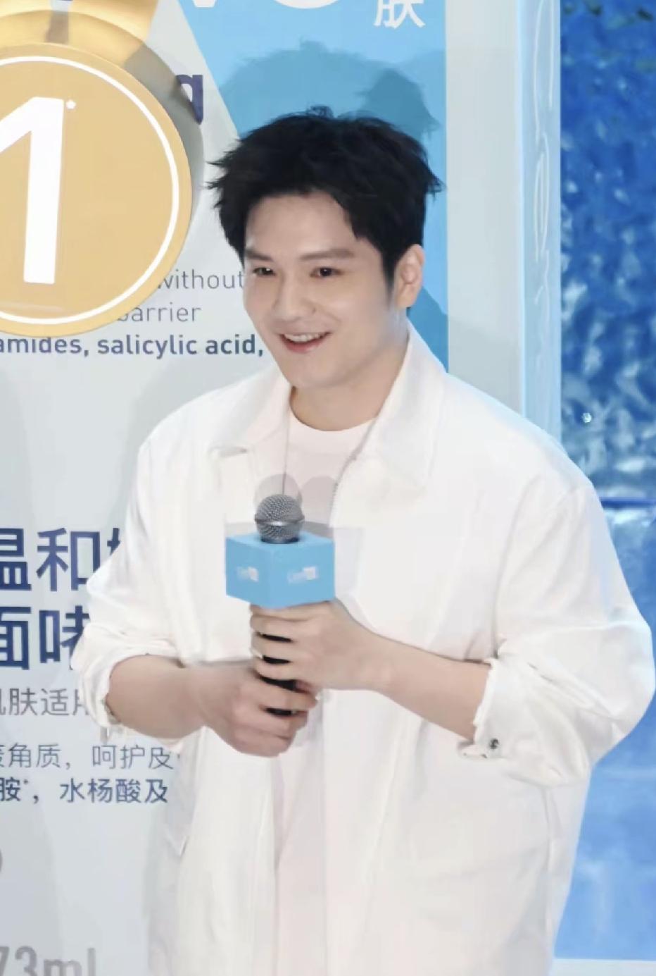 6月14日，樊振东现身上海环球港参加活动，现场人山人海，全是来看东东的球迷，樊振