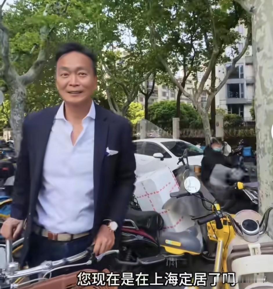 路人在上海街头偶遇许智伟。当天，他准备去取自行车，被粉丝的镜头捕捉到。许智伟以绿