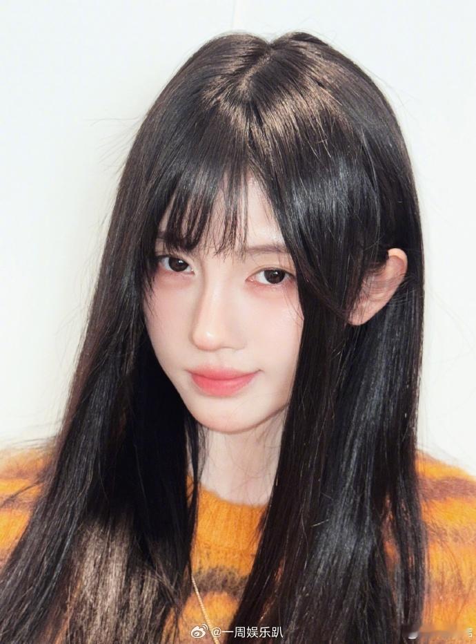 鞠婧祎黑黄条纹毛衣配牛仔  鞠婧祎闪光灯自拍live  鞠婧祎的时尚表现力太强了