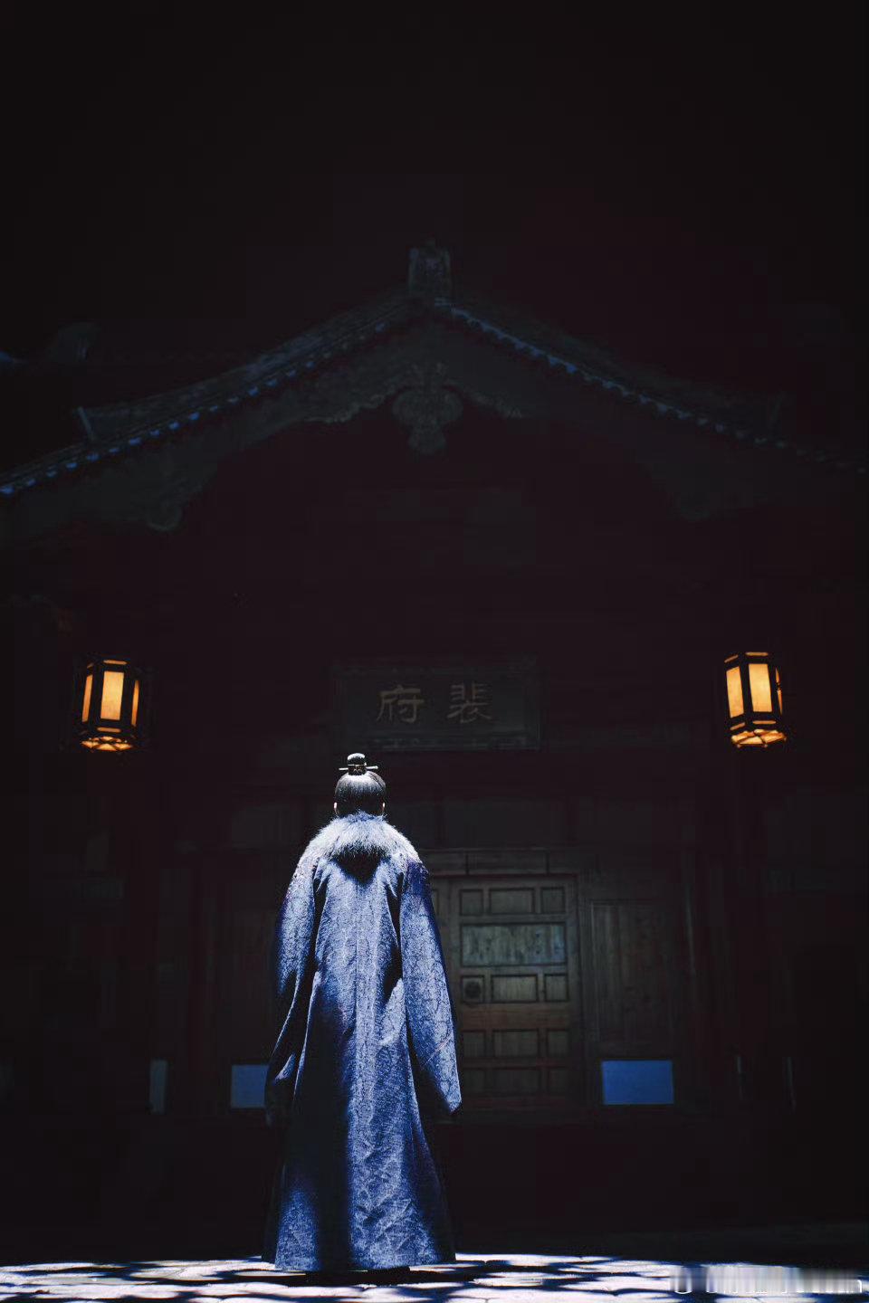 陈鑫海的杀青博像是给裴右安写的一封长信，十张图里有他的战场、他的红妆、他的日常，