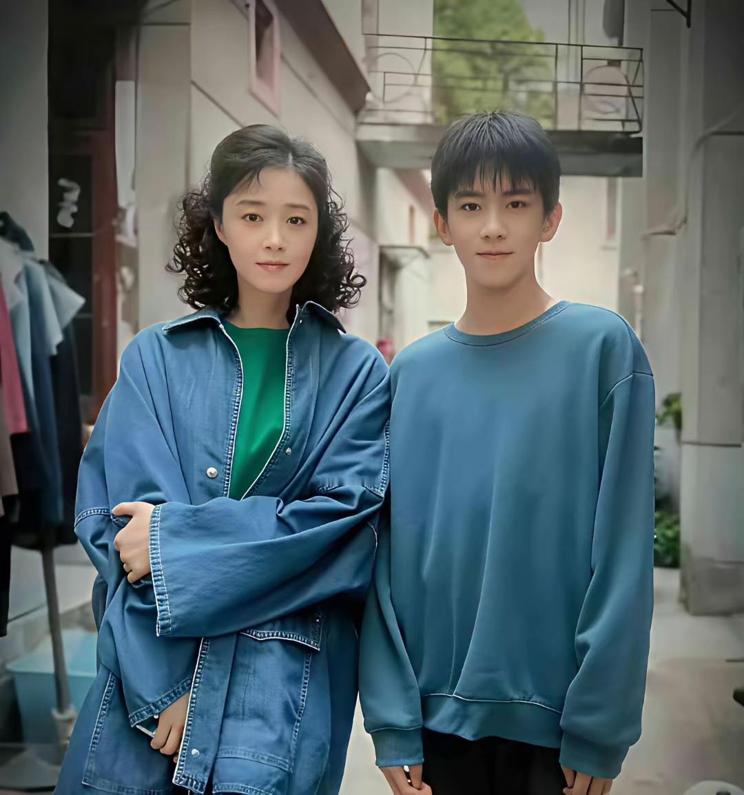 蒋欣身边的男神是谁？
你们认识吗？
他的身材很苗条，就算是黄晓明、靳东来了都是甘