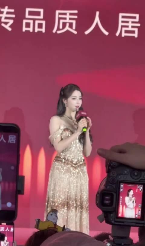 迪丽热巴惊为天人的美
就是要喜欢本身就充满正能量，阳光明媚的小女孩啊

迪丽热巴