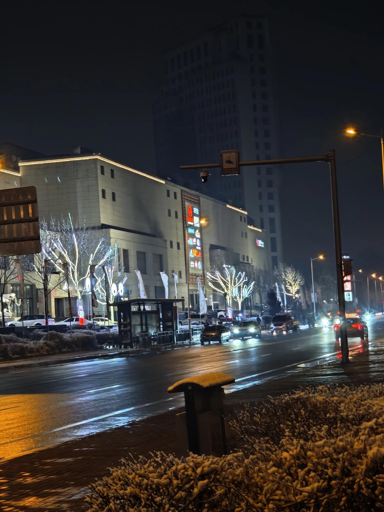 松原我回来了，夜里站在东镇大路，看着雨夜里璀璨的灯火。内心此起彼伏，久久不能平静