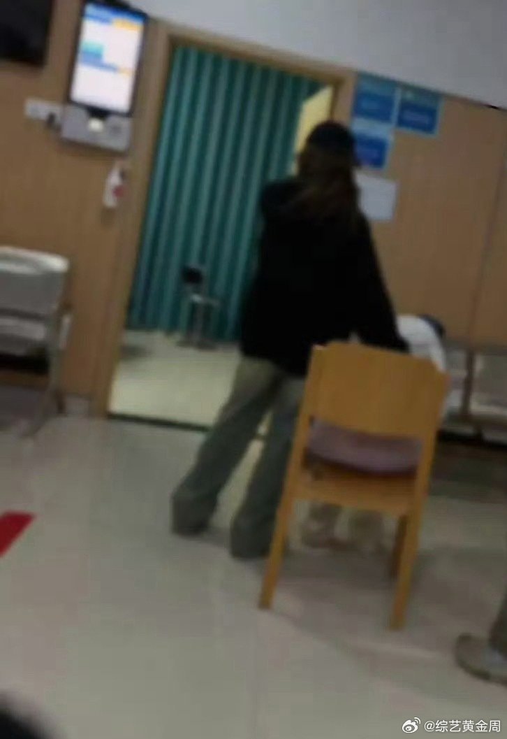 网友医院急诊偶遇李一桐偶遇李一桐医院看急诊网友在急诊偶遇李一桐，身体不适太让人牵