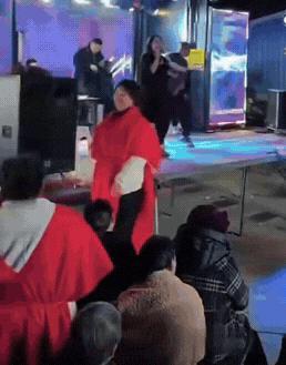 难道是我跟不上时代了？真是越来越看不懂现在的丧事了。

一场葬礼，请的是乐队，唱