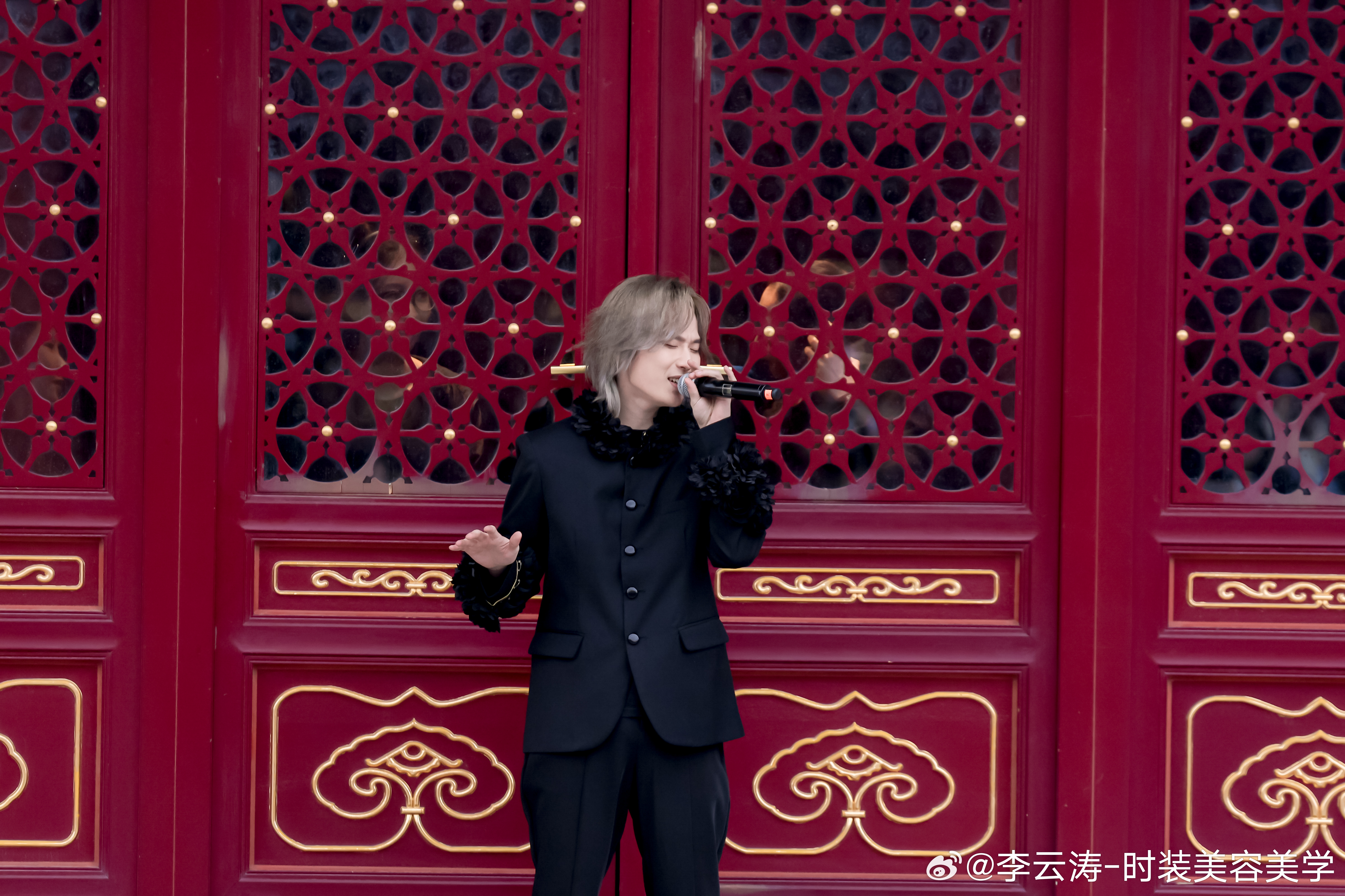 时装周北京时装周 身穿造型艺术家，设计师李云涛YUNTAOLI，“圆光之境 · 
