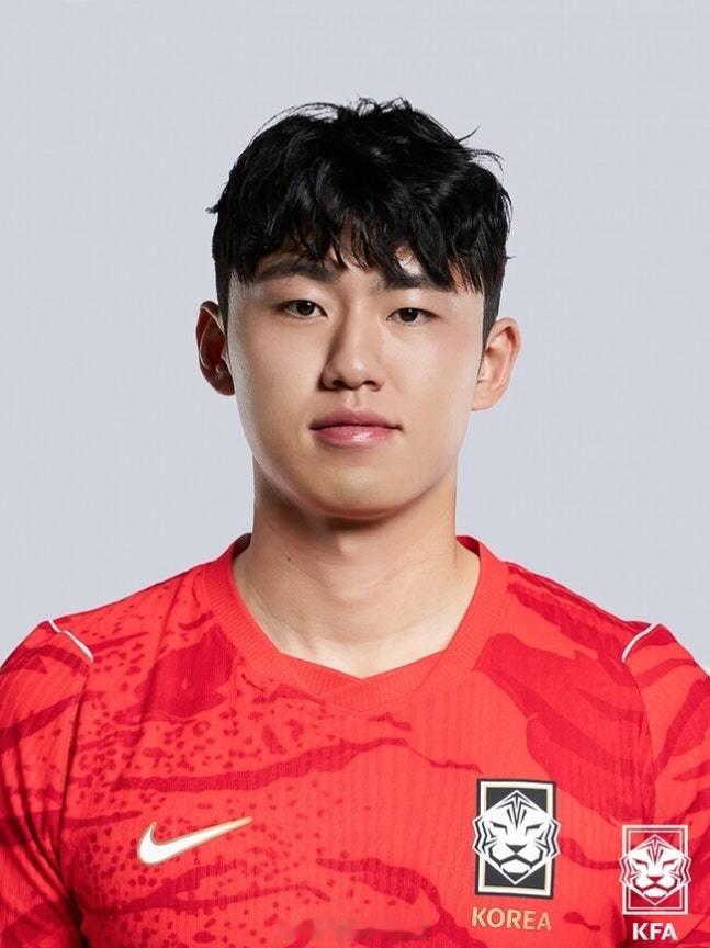 在韩国队公布的 美加墨世界杯  最终大名单当中，出现了一个不看K联赛的人绝对不会