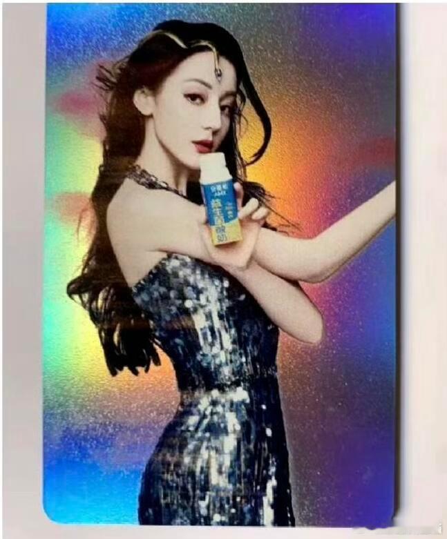 迪丽热巴美杜莎造型  看到热巴蛇年新广，蛇形额饰加身，感觉她能操控全场气场，这造