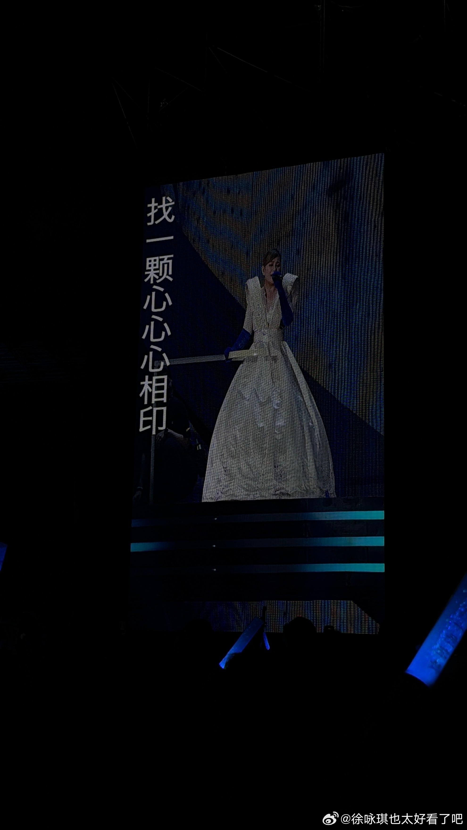 一直在给兔姐安利 给未来的自己 这首歌 天天在她耳边唱 昨天看完演唱会她说她爱上
