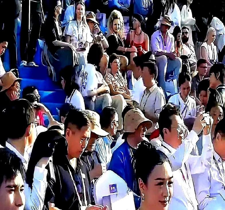 55岁的钟丽缇，直播出了意外，第二天直接去三亚沙滩上倒立！

就前一天直播弯腰，