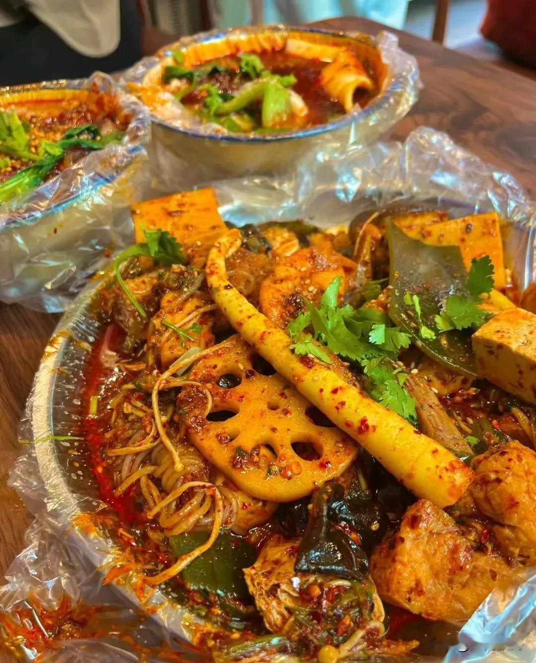 丢人丢到家了！甘肃天水，5个台湾来的老板去吃麻辣烫，一口气点了350串食物，喝光
