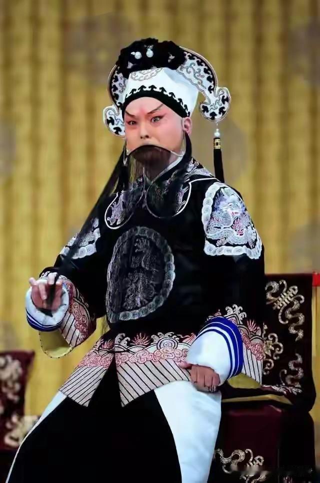 你有没有发现，身边再也找不到一个年轻人，能安安静静听完一段《锁麟囊》了？

五十