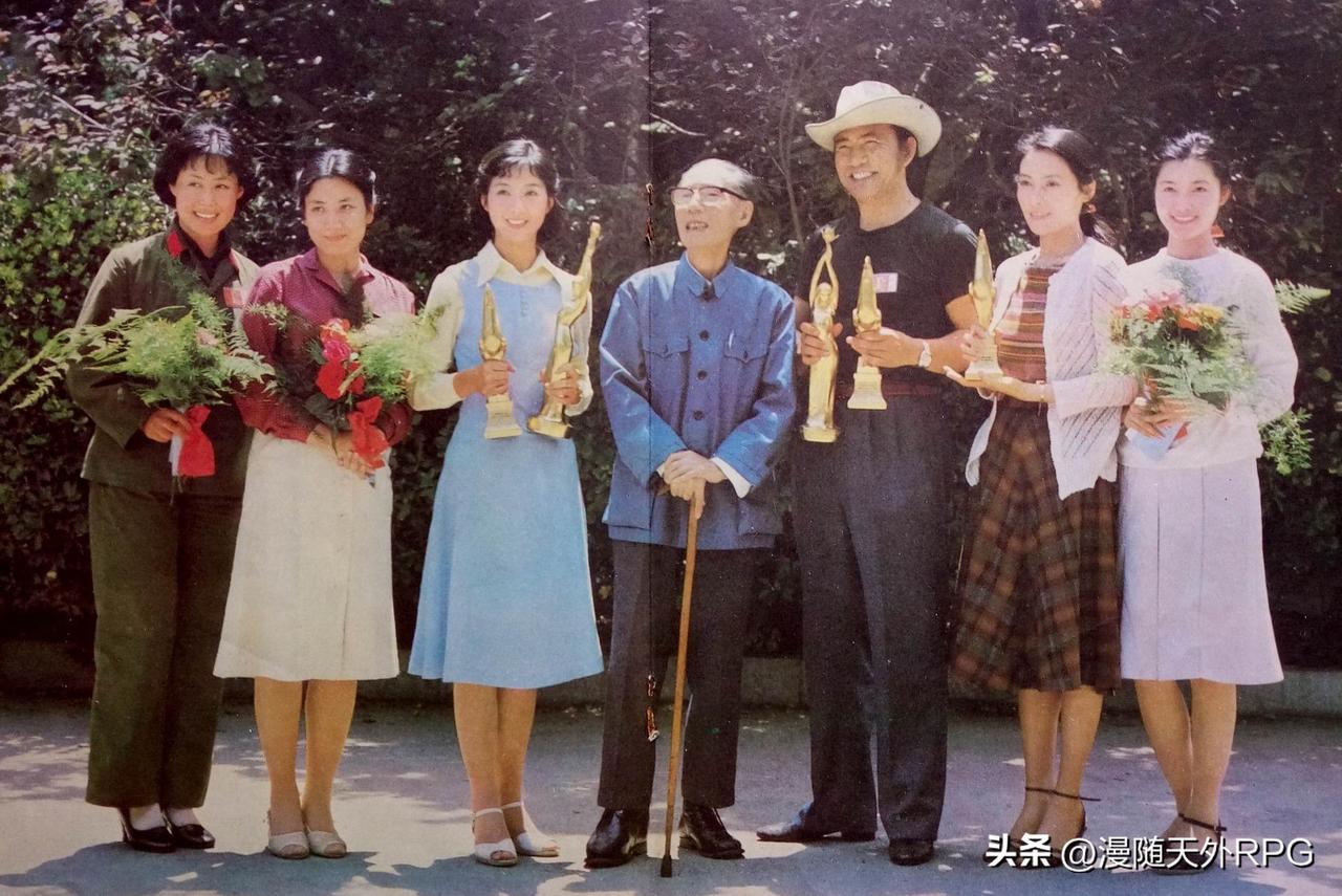 四十年前银幕上很红的一批演员，合影里最年轻的今年也都七十多了，两位男士早已离世，