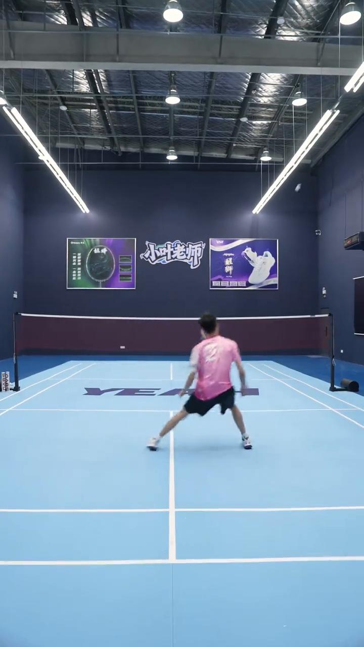 当比分来到29：30。
·抢推对角，二次启动抢网，坚决不起球。
·分一拍对角继续