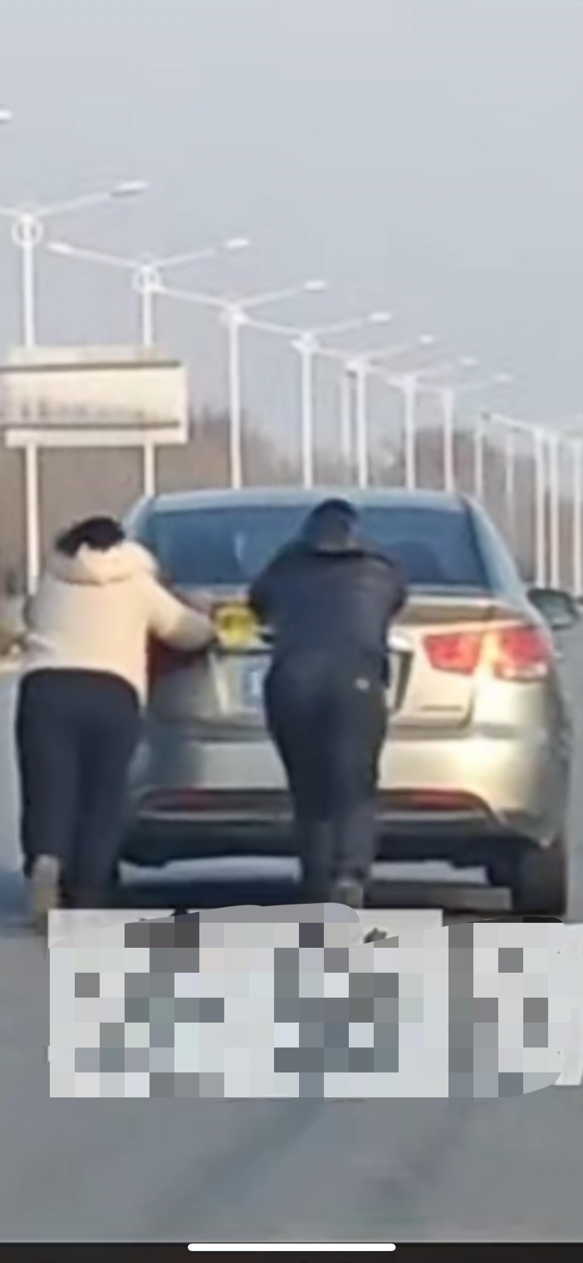 1月3日河北，红绿灯前车熄火几次后，后排乘客神操作，后车司机：实习不是白贴的，网