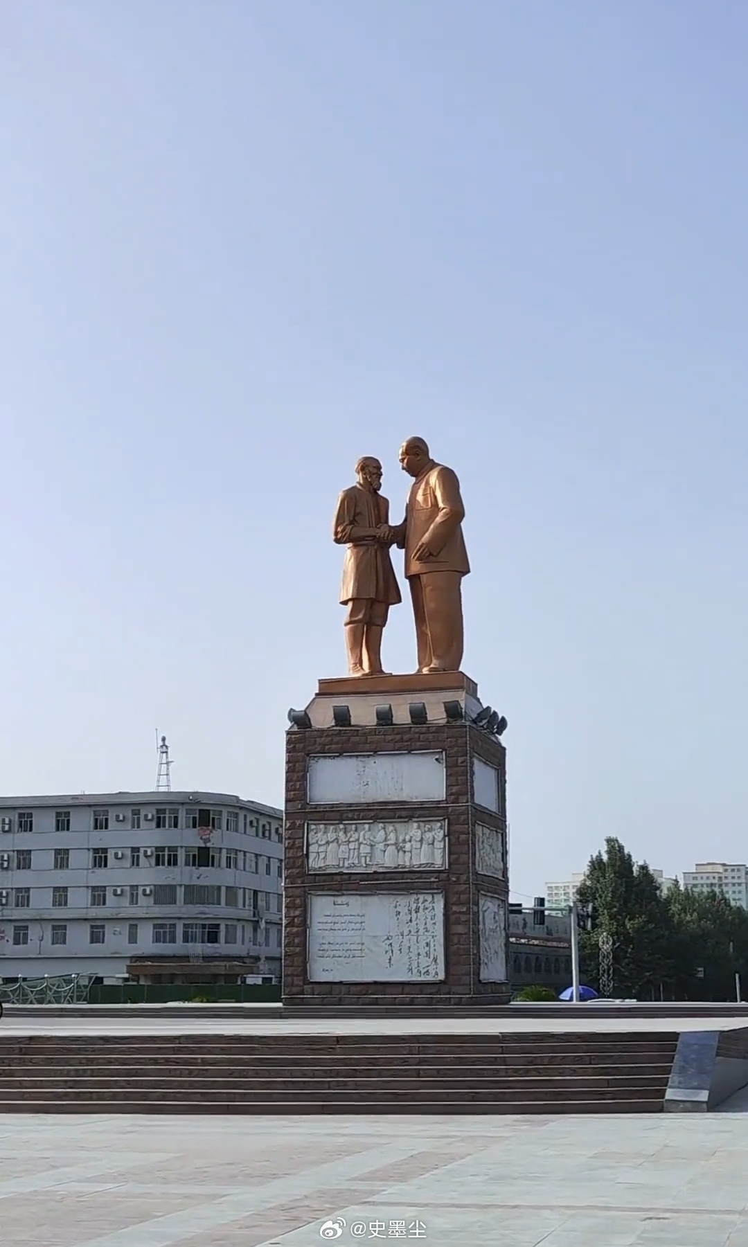 一个人，是不是属于广大人民群众阶级，就看他对主席的态度。倒不是说一定要拥护赞美支