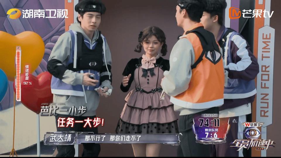 #武大靖喜提黄子弘凡挂件# 笑不活了，武大靖武大靖本来想抱走黄子激活的情绪机器人