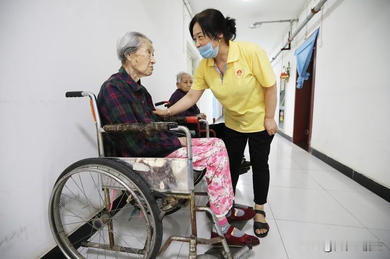 在那个危急的时刻，18岁男生挺身而出，他用自己的力量和勇气将老人从火海中救出。而