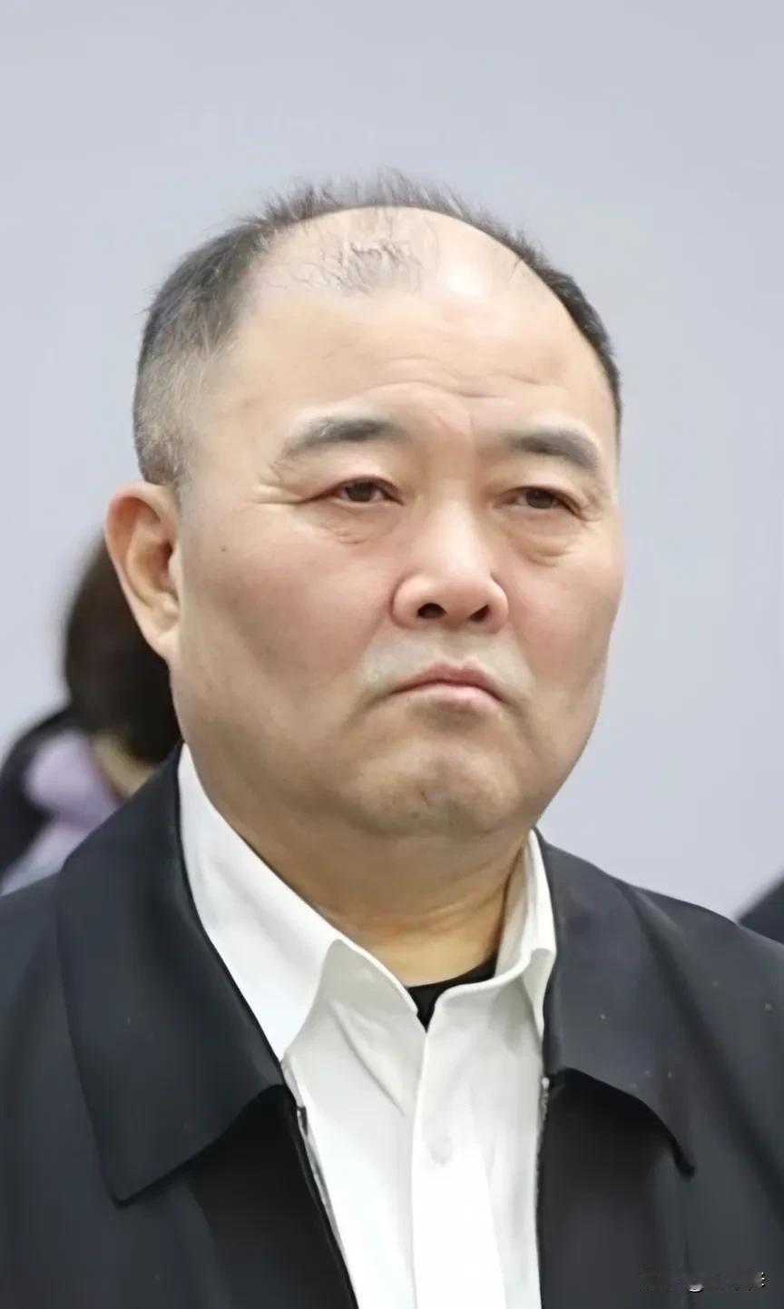 贪污将近10个亿，依然可以活下来，法庭上，肥头大耳的孙德顺满脸不屑，一副趾高气扬