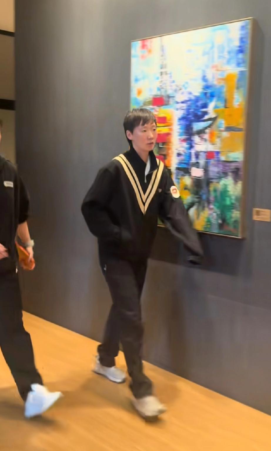 王曼昱今日新加坡傍晚与队友徐奕陈熠一起外出吃饭。入住的WTT新加坡大满贯官方酒店