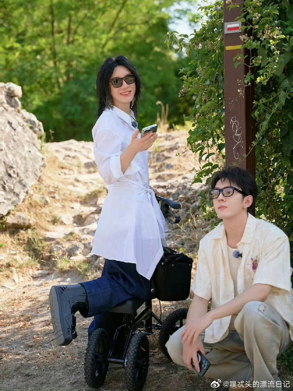 义乌偶遇尚雯婕李佳琦逛小商品合伙人尚雯婕李佳琦合体逛义乌小商品，昔日搭档重逢依旧