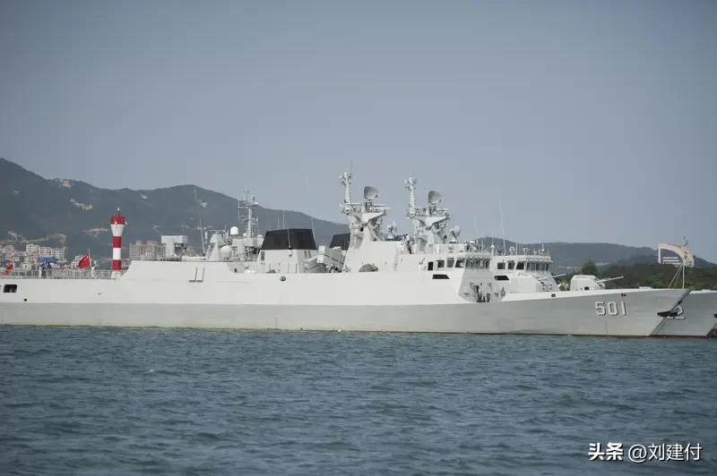 054B护卫舰首次亮相黄岩岛 嘿，你听说了不？054B护卫舰第一次在黄岩岛露面啦