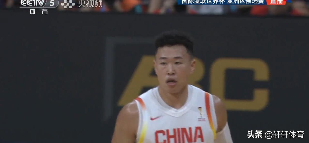 男篮世界杯预选赛B组，中国男篮对阵中国台北男篮的比赛，上半场已经结束，半场比分中