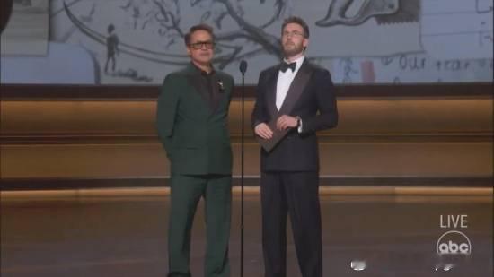 “钢铁侠”小罗伯特·唐尼送“美国队长”克里斯·埃文斯原味内裤在今日举行的第98届