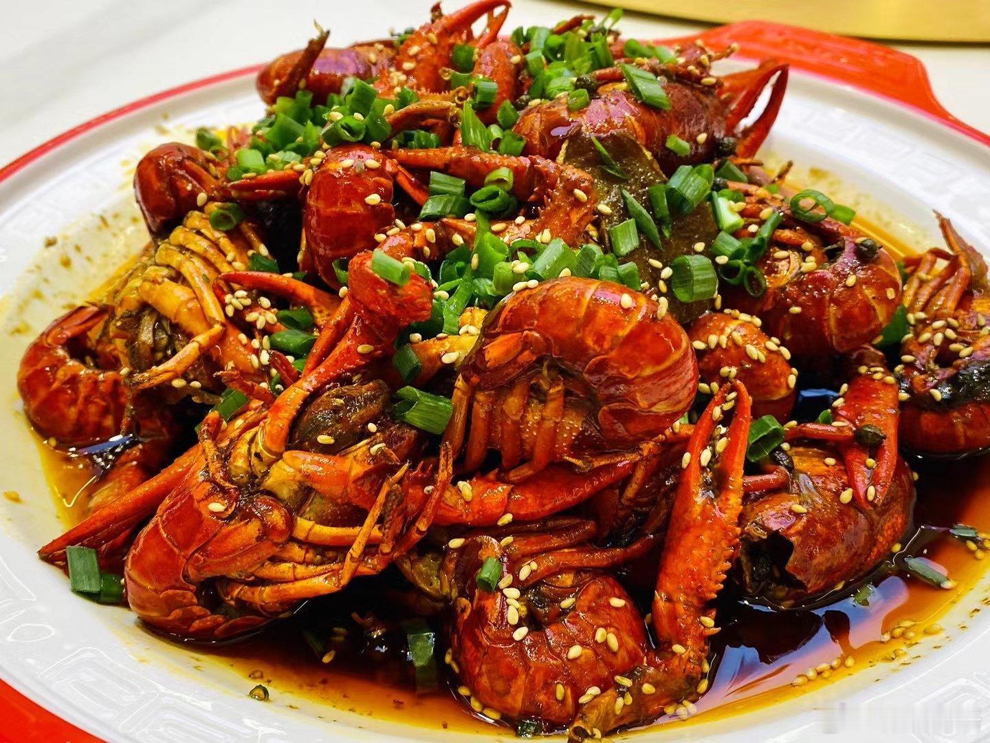 夏日龙虾盛宴，蒜泥香辣任选，每一口都是幸福滋味，尽享美好生活。 ​​​