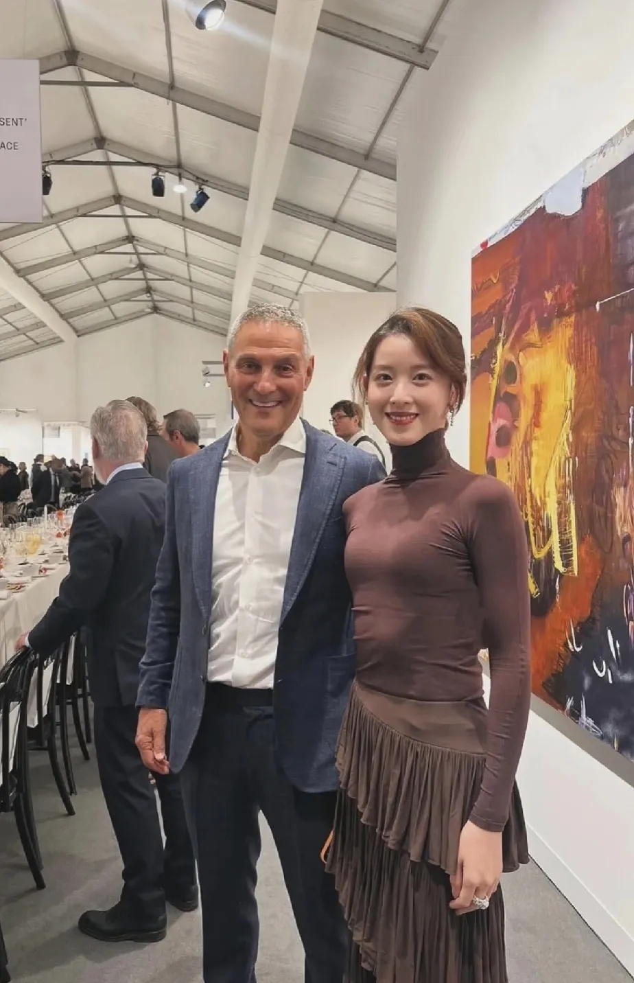 章泽天虽然前凸后翘，身段优美，但是衣品降级严重，这衣服一言难尽。 ​​​